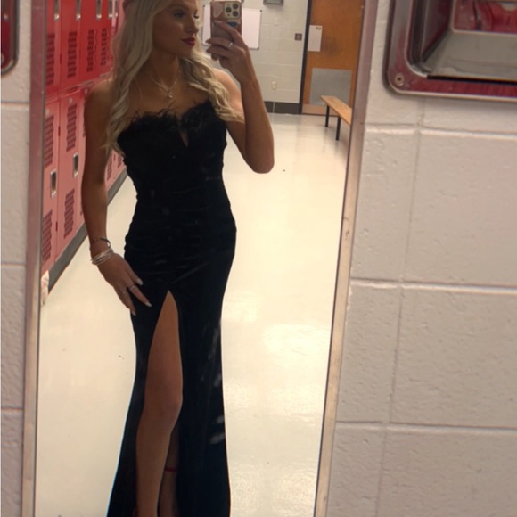 Black Feather Gown - Picture 4 of 5